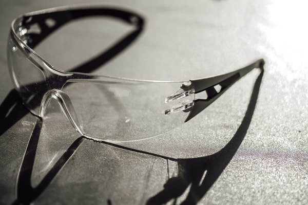 Come posso proteggere i miei investimenti immobiliari dalle fluttuazioni di mercato?